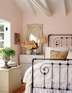 Flexible Decorating with Iron Beds
