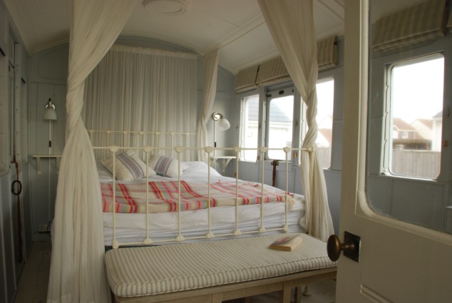 iron bed-Railroad Car Canopy Bed vintage bed