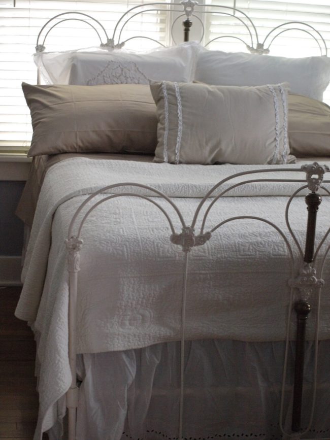 iron bed /white on white vintage bed