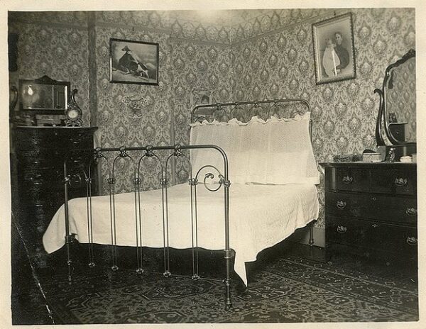 Without Dust Ruffle Iron Bed
