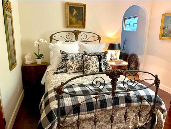 336358682_260687299616939_9179198821440318934_n Antique Iron Beds