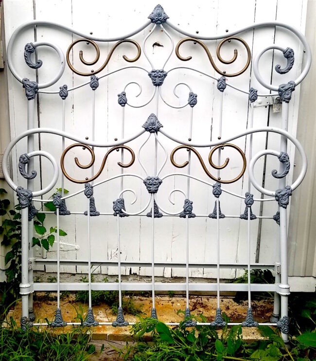 826-3875 Antique Iron Beds