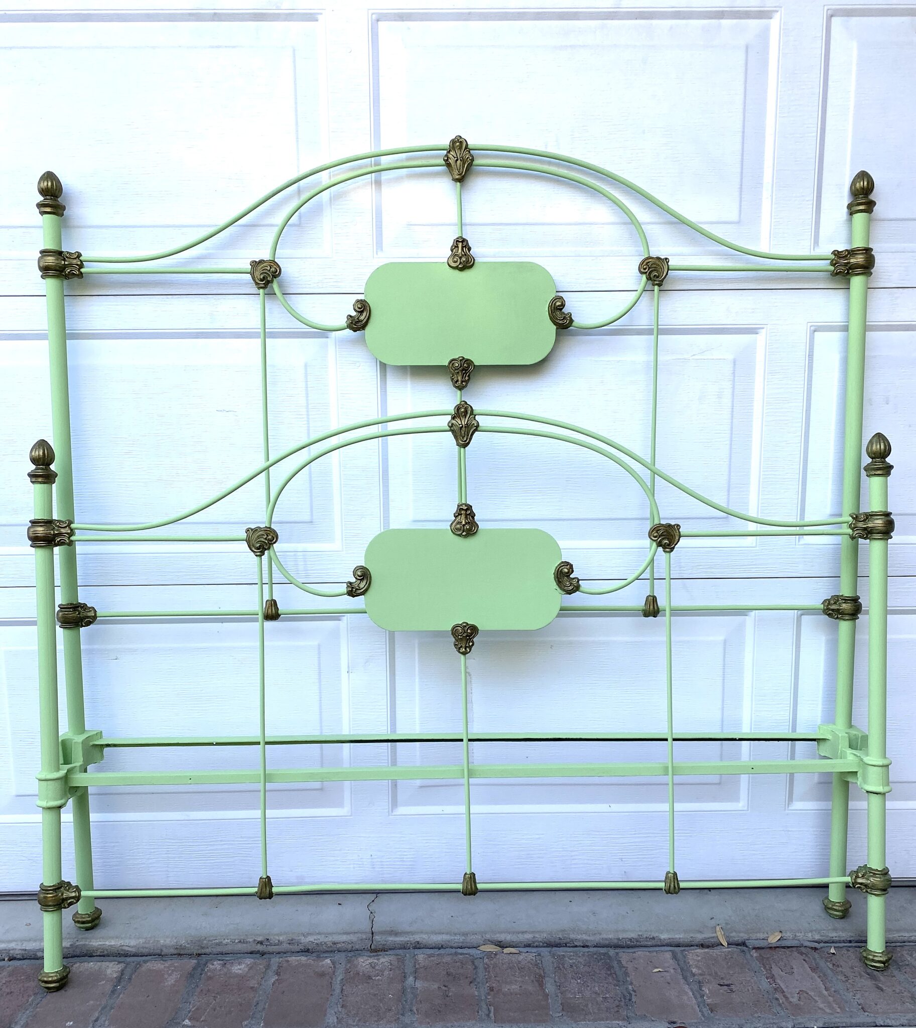 Exploring the Legacy of the Art Bed Co.: Chicago's Antique Iron Bed ...