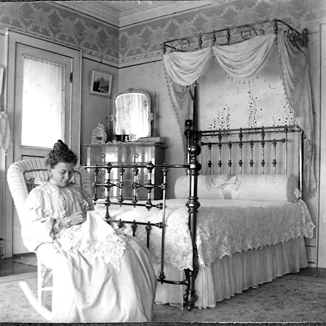 Cathousebeds.com-brass-half-tester