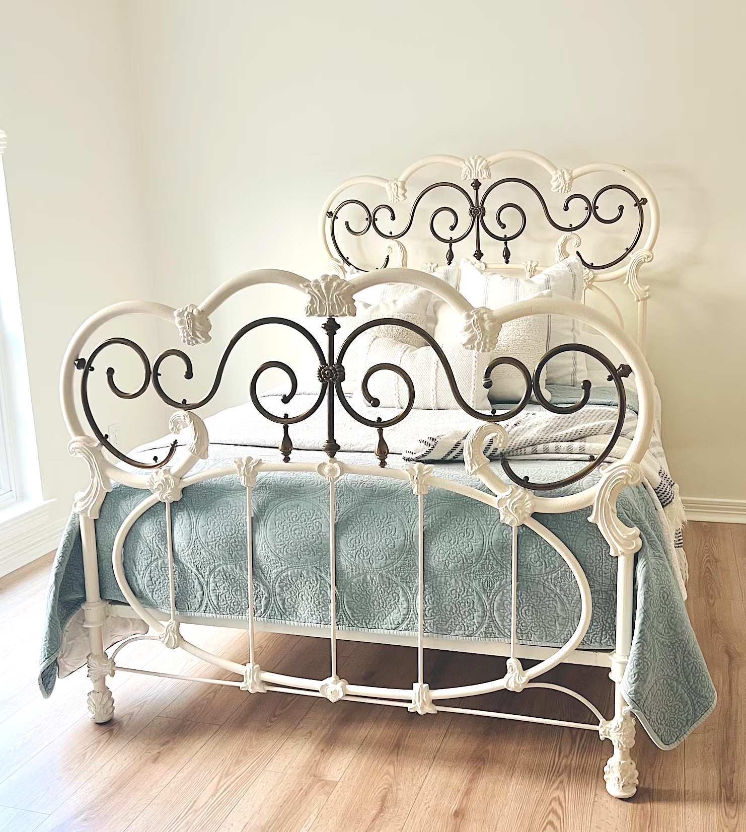 What Makes an Antique Iron Beds Pure Victorian in Styling? | Cathouse ...