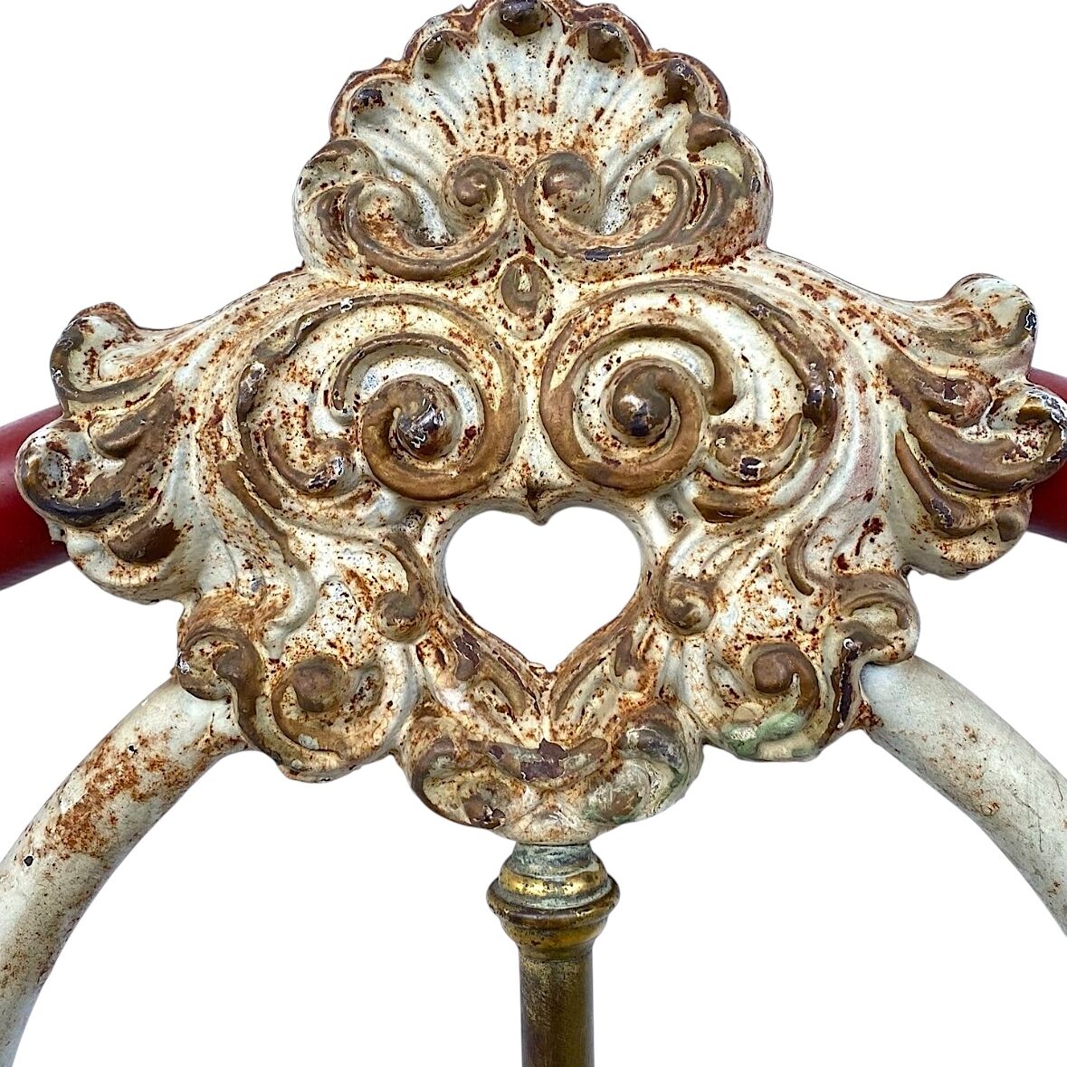 center-casting-antique-iron-bed