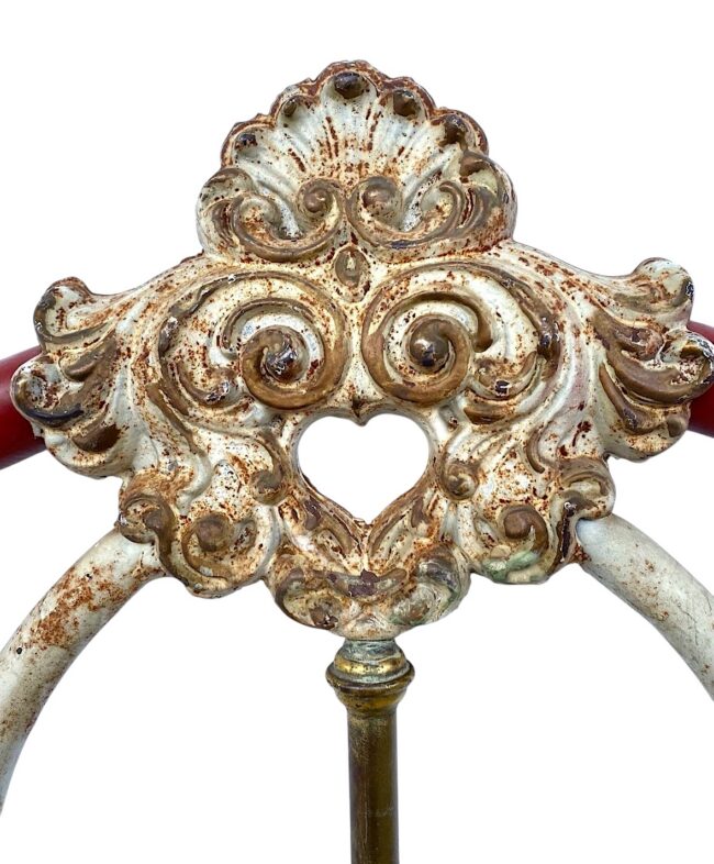 center-casting-antique-iron-bed